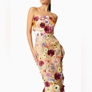 3D Floral Strapless Special Occasion
MIDI Dress With Slit $289 $289 Size: M